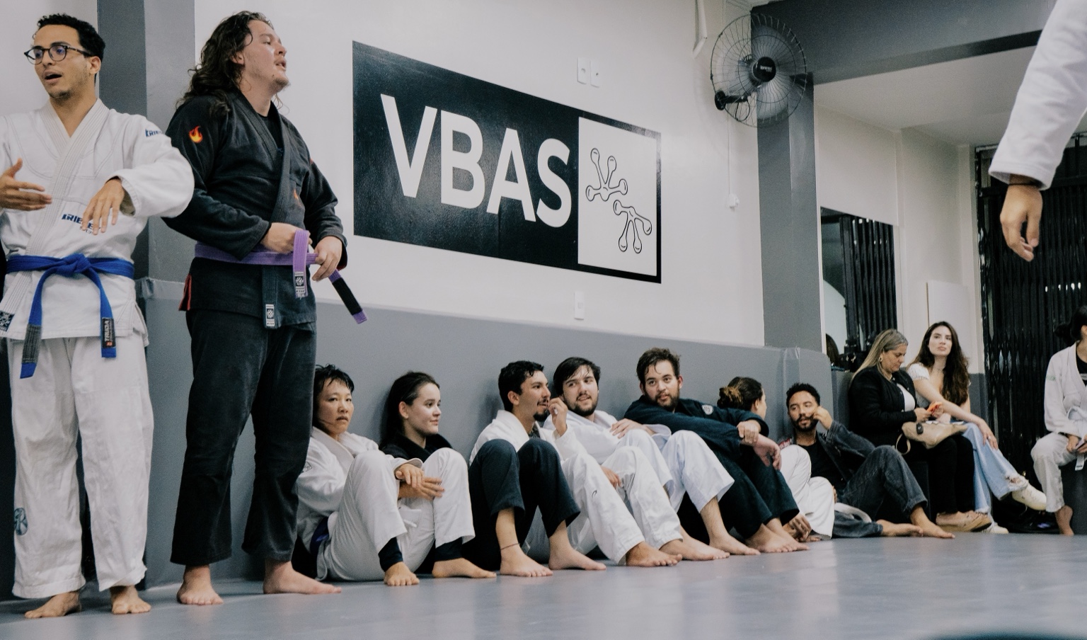 Alunos e professores reunidos no tatame do VBAS
